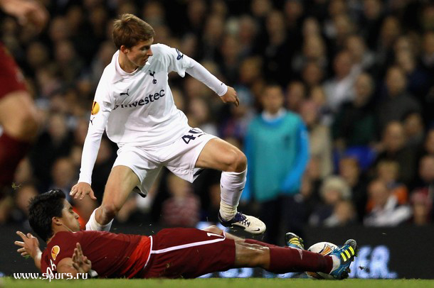 Томас Кэрролл против Кристиана Нобоа в матче Тоттенхэм - Рубин 1:0