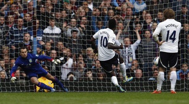 Эммануэль Адебайор забивает гол с пенальти в матче Астон Вилла - Тоттенхэм 1:1