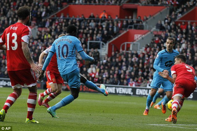 Эммануэль Адебайор забивает один из двух своих голов в матче Саутгемптон - Тоттенхэм 2:3