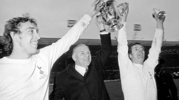 Билл Николсон, Мартин Чиверс и Алан Маллери после победы "Шпор" в финале Кубка Лиги 1970-71