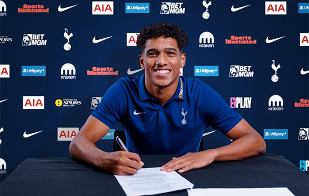 Соуза - левый защитник Тоттенхэм Хотспур